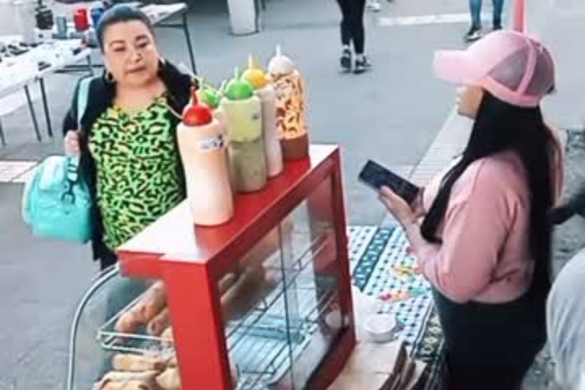 Vil acto de xenofobia: Chilena destruyó puesto de comida de migrantes venezolanos (VIDEO)