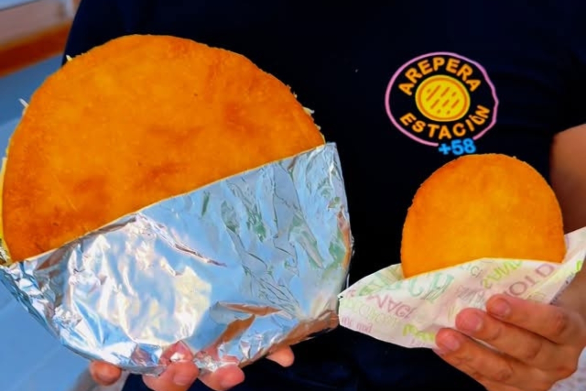 La arepa venezolana más grande de España pesa un kilo (VIDEO)