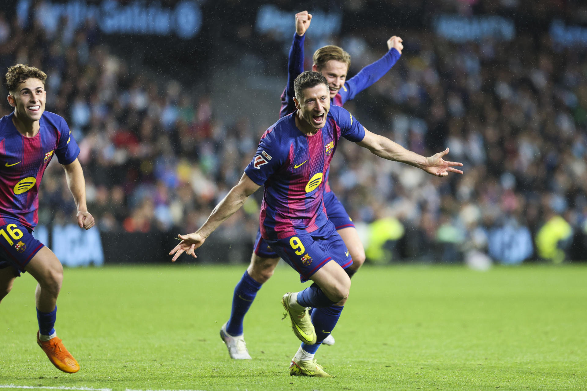 El Barcelona aprovecha el pinchazo del Madrid gracias a hat-trick de  Lewandowski