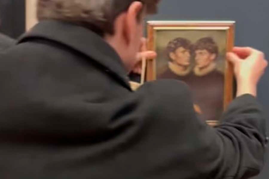 VIDEO: Dos tiktokers burlaron la seguridad del Louvre y colgaron un cuadro suyo en la sala de La Gioconda