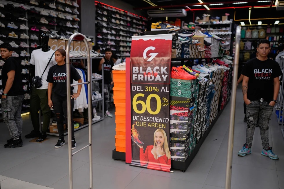 AP: Preocupados por la crisis económica, venezolanos evitan ofertas de Black Friday