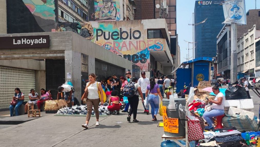 Buhoneros regresaron a La Hoyada entre amenazas de multas y una fuerte persecución policial