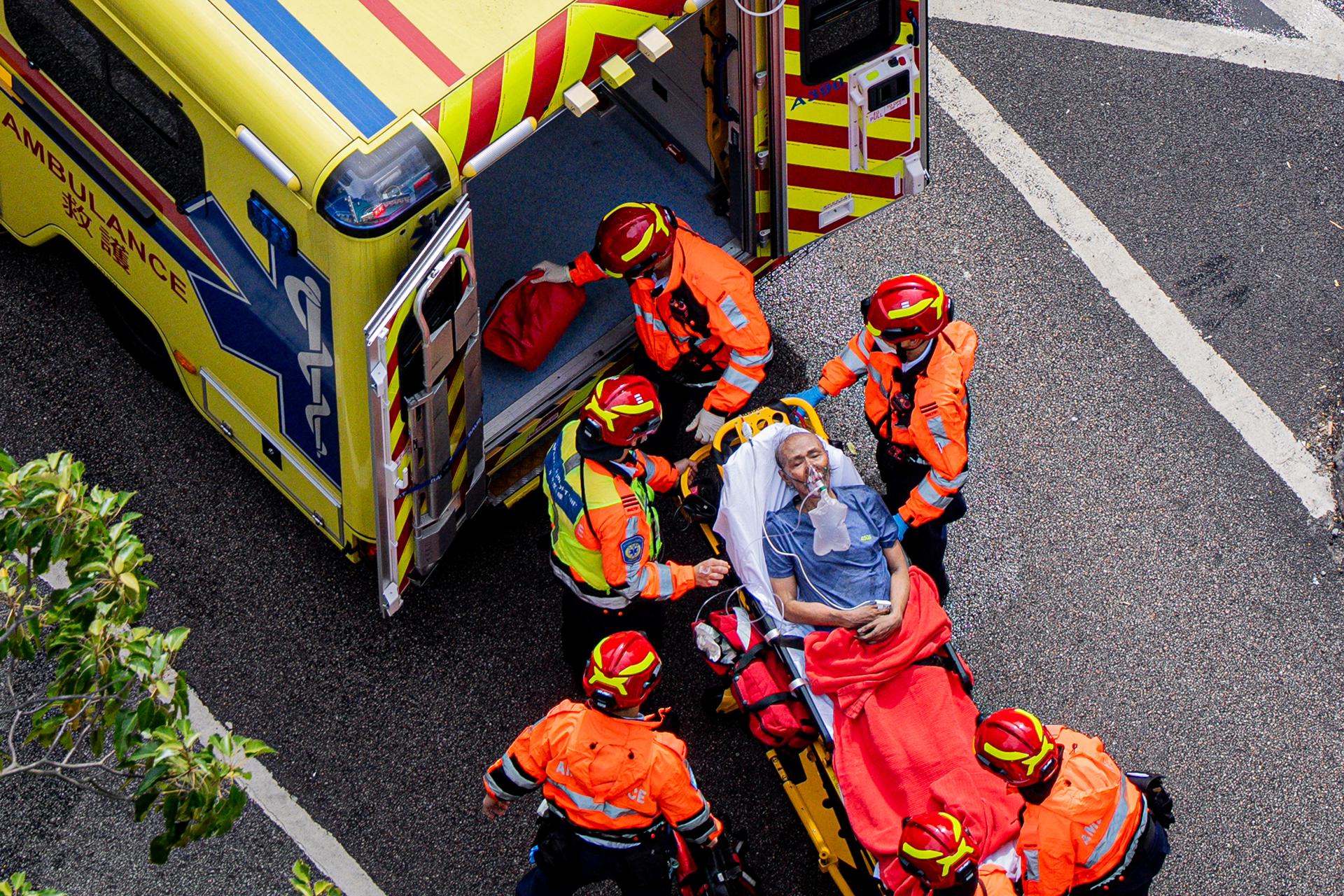 Aumentan a 75 los muertos y 279 desaparecidos en el peor incendio de Hong Kong en 30 años