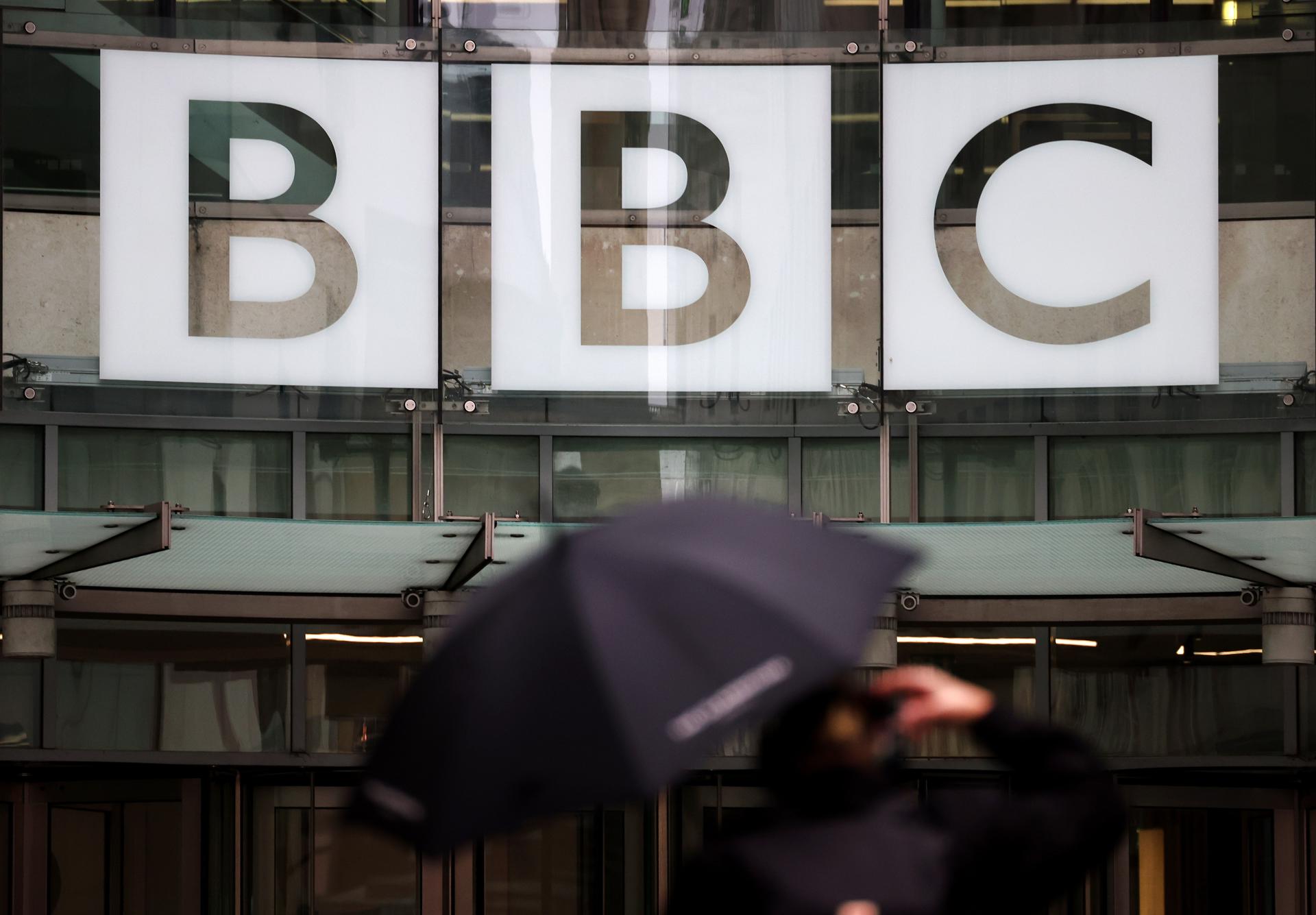 Presidente de la BBC pide disculpas por un "error de criterio" en cobertura sobre Trump