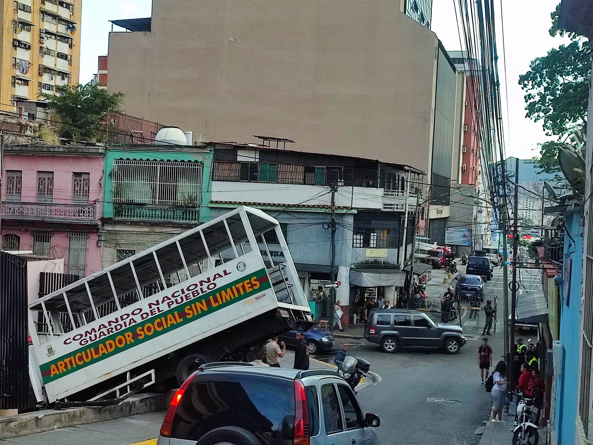 Sin frenos: Camión militar de la GNB se estrelló y terminó volcado cerca del Palacio de Miraflores