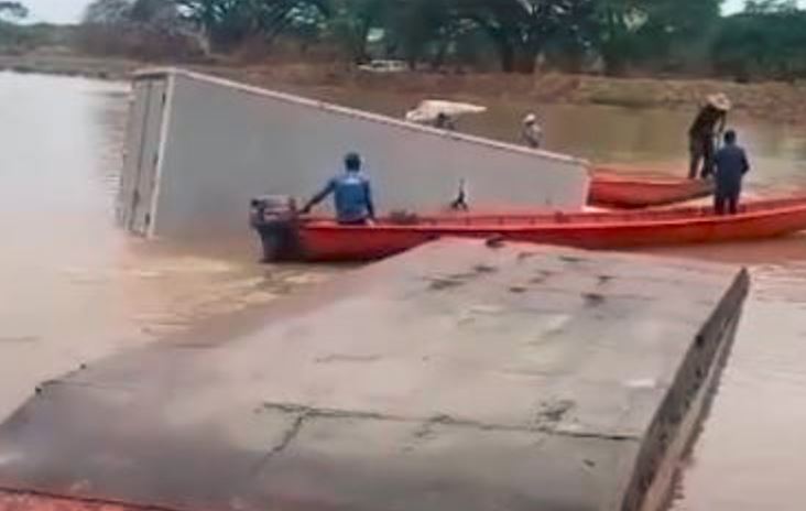 Peligrosa travesía: Camión se volcó mientras cruzaba en chalana por un río hasta Guárico (VIDEOS)