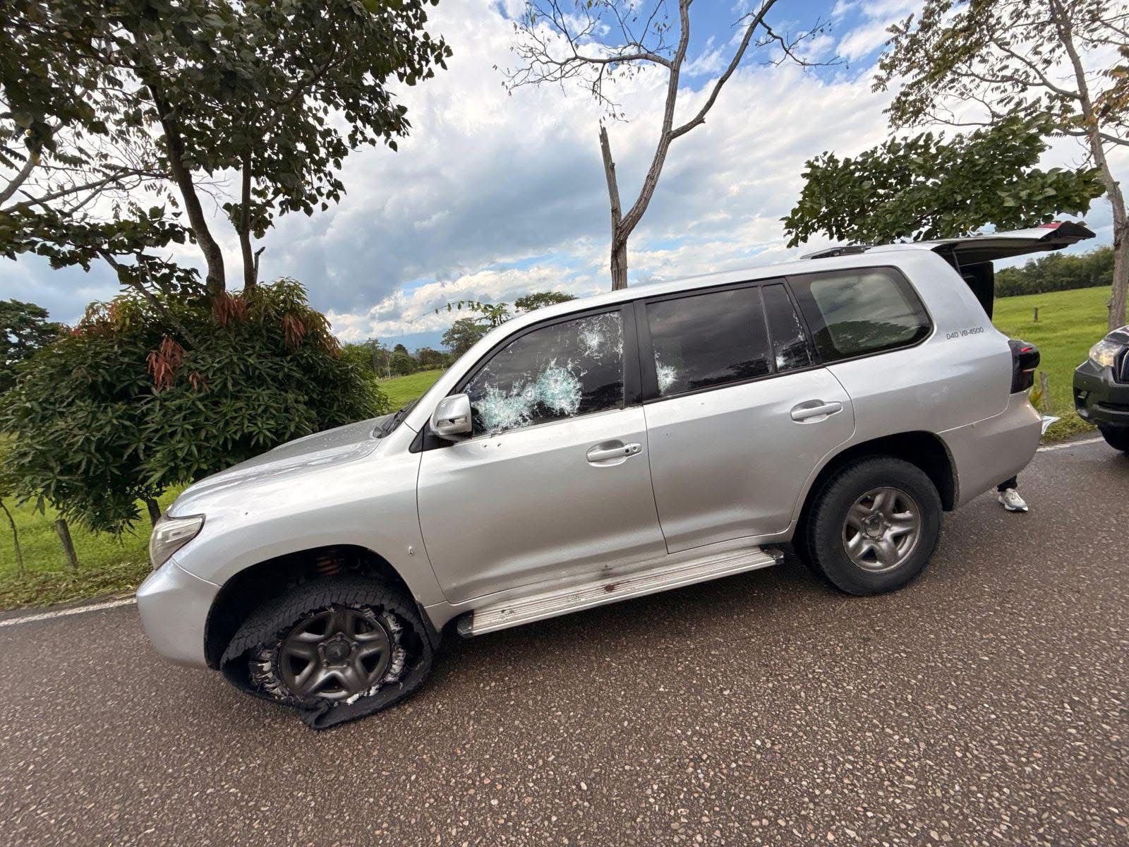 Gobernador colombiano sobrevivió a un feroz ataque armado en región dominada por el ELN