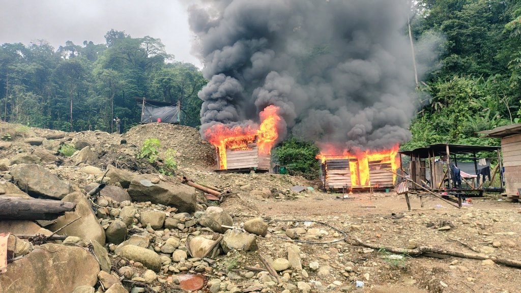 Ecuador destruyó otros 30 campamentos de minería ilegal en zona fronteriza con Colombia (VIDEOS)