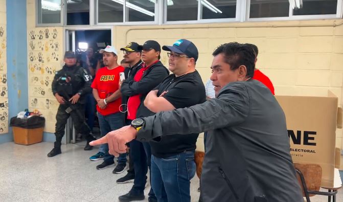 Denunciaron amedrentamiento de colectivos oficialistas en escrutinio presidencial de Honduras (VIDEOS)