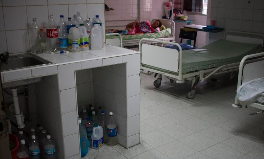 Pacientes deben llevar envases con agua a un hospital de Caracas por escasez del servicio
