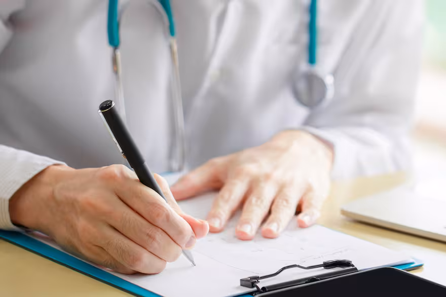 Confió en ChatGPT durante meses por un dolor de garganta, pero el diagnóstico profesional lo devastó