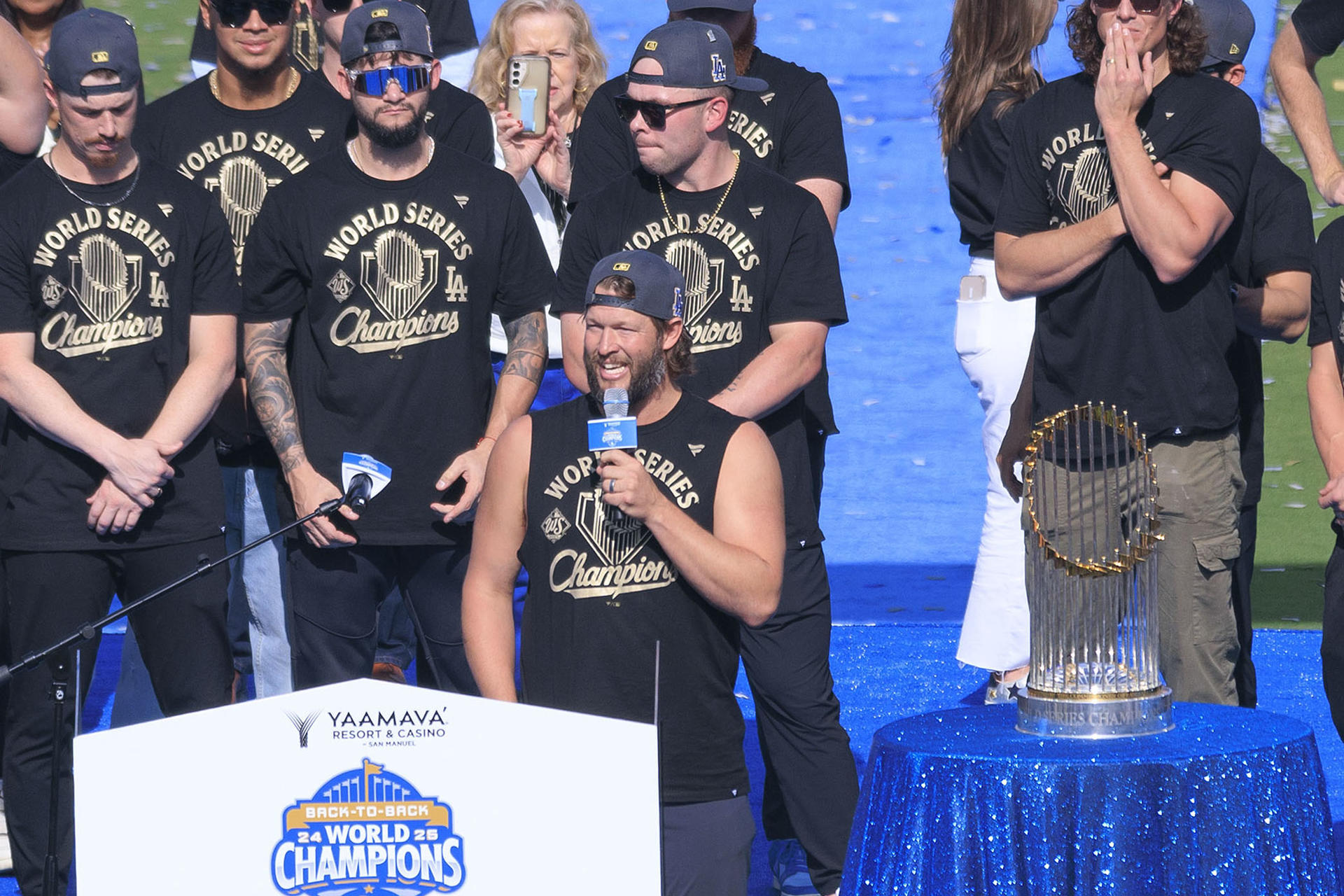 Presión sobre los Dodgers: miles de fanáticos exigieron no celebrar su bicampeonato con Trump