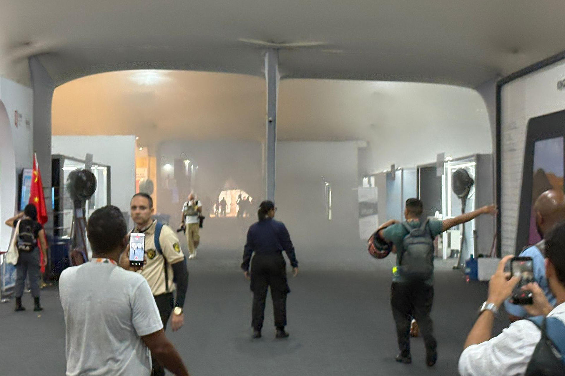 VIDEO: incendio obligó a evacuar la zona de negociaciones de la COP30 en Brasil