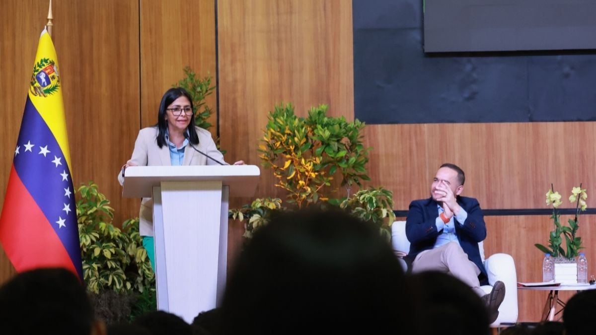Delcy Rodríguez adoctrina a estudiantes petroleros para que sean "guardianes" de la ruina de Pdvsa