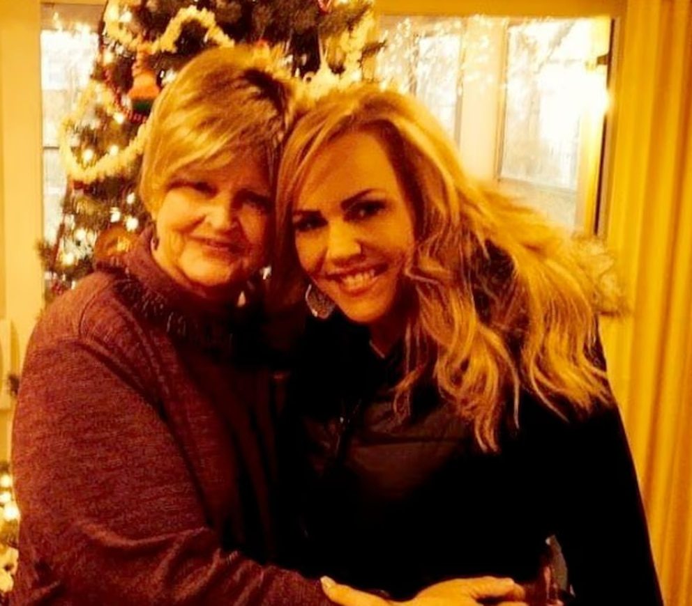 Expresentadora de noticias apuñaló hasta la muerte a su madre en Kansas