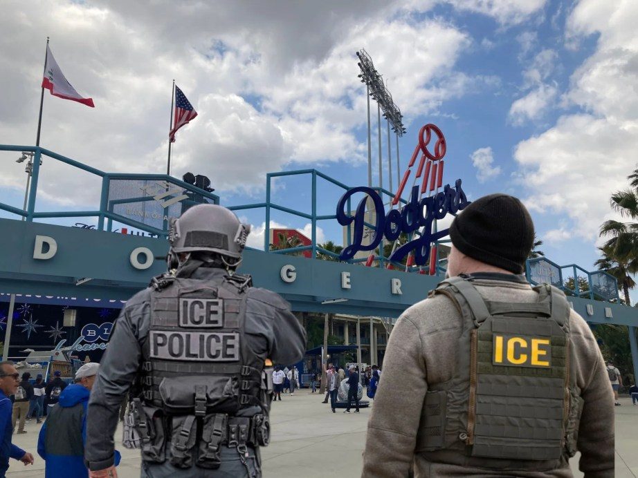 Agentes migratorios cercaron el estadio de los Dodgers tras el festejo de la Serie Mundial
