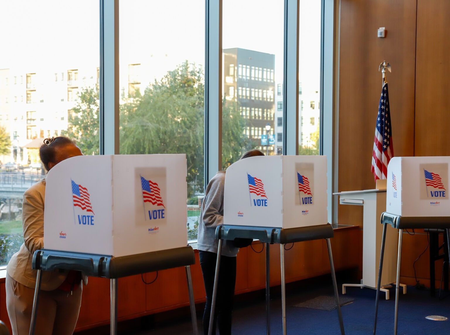 Comienzan a cerrar los centros de votación en Virginia