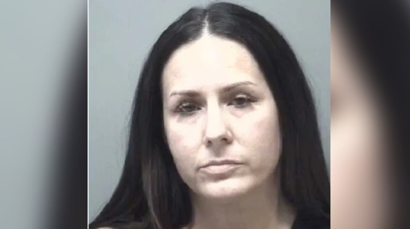 Mujer fue detenida en Illinois por abusar de un adolescente de 14 años y tener un hijo con él