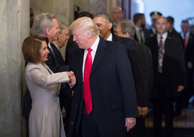 Trump afirmó que Pelosi "hace un gran servicio al país" con su retirada