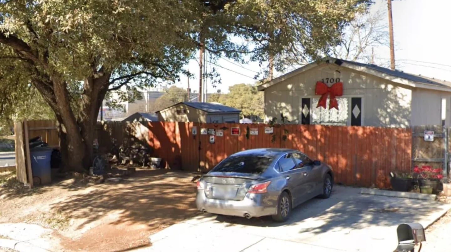 Rescataron a una mujer que estaba encadenada y había sido torturada en el patio de una casa en Texas