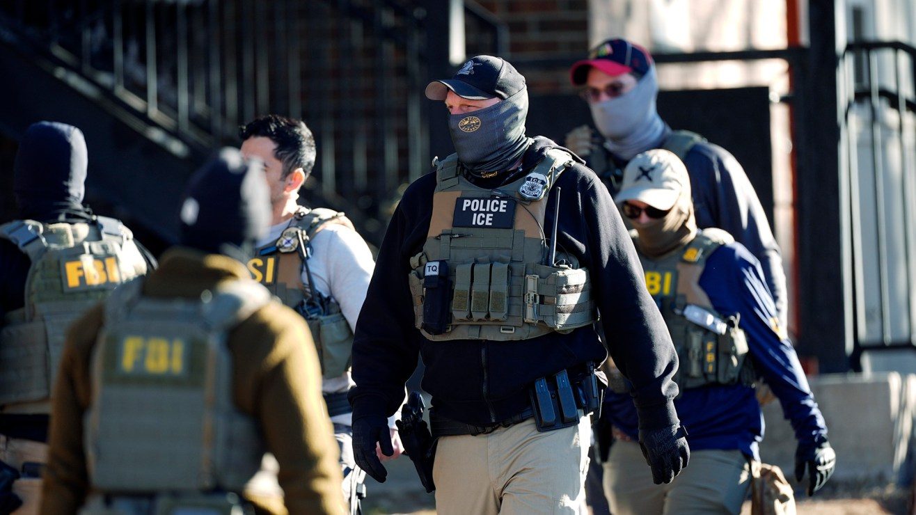 VIDEO: Inmigrante sufrió una convulsión cuando ICE intentó detenerlo junto a su bebé