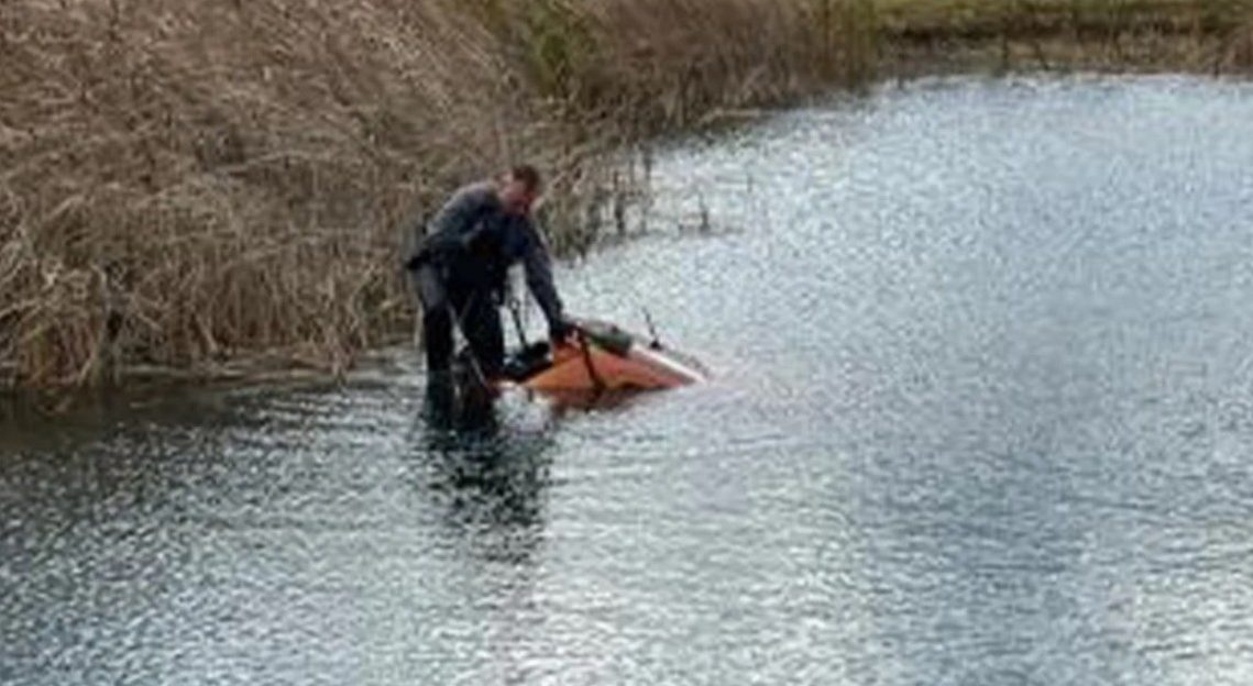 Hallaron el cadáver de una mujer dentro de un vehículo sumergido en un estanque en Nueva York