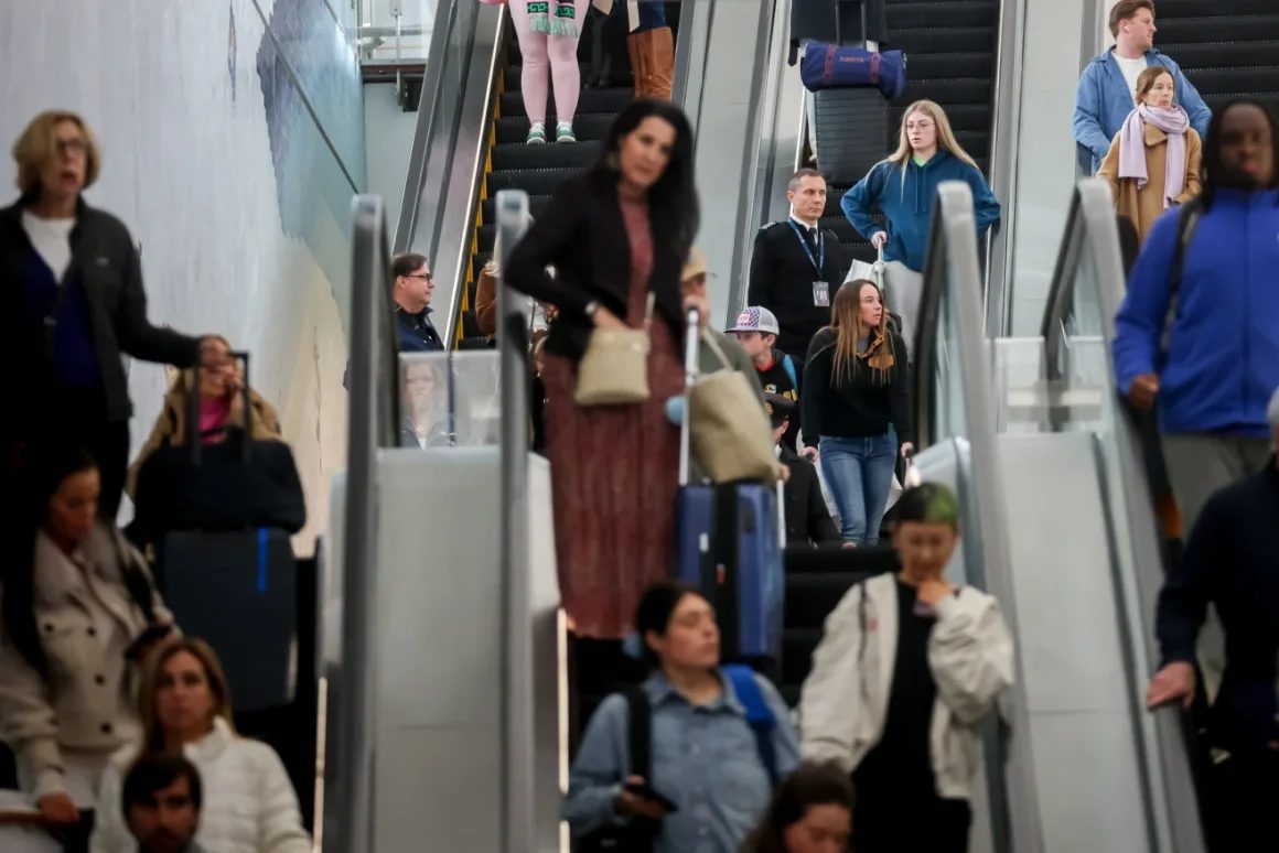 Desde aeropuertos a supermercados, el cierre del Gobierno de EEUU deja a muchos en apuros