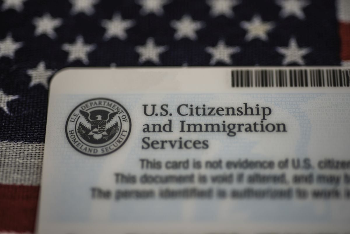 ¿Debes llevar siempre la green card? Lo que necesitas saber si un agente de ICE te detiene