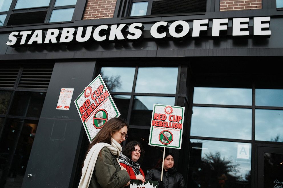Empleados de Starbucks se declararon en huelga, paralizando decenas de tiendas en EEUU