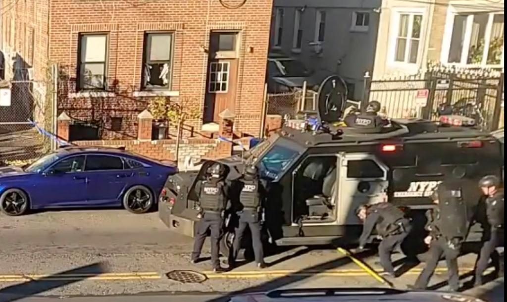 Policía recibió disparo en la cara durante tiroteo con sospechoso de homicidio en Brooklyn