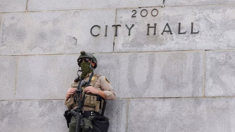Gobierno de EEUU busca frenar medida que prohíbe a fuerzas del orden cubrirse el rostro en California