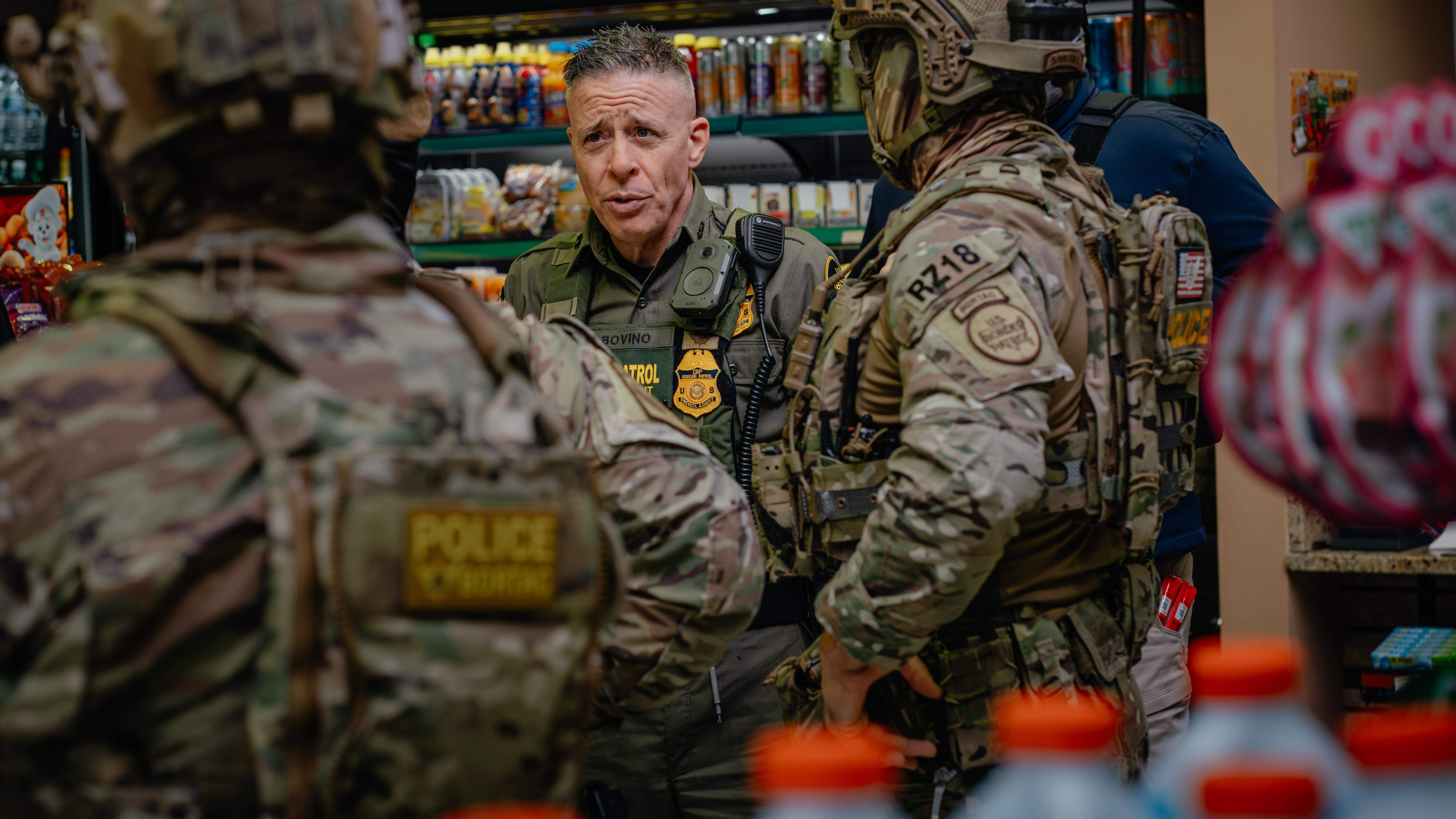 Gregory Bovino, el funcionario que ejecuta las redadas de Donald Trump con tácticas fronterizas