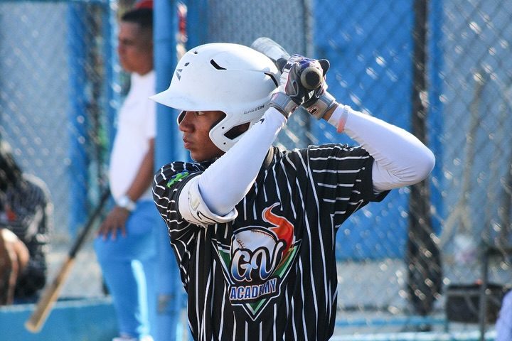 ¡Emotivo! Joven venezolano cumplió su sueño tras firmar con los Medias Blancas (VIDEO)