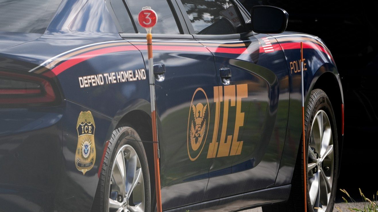 Al menos 15 inmigrantes detenidos dejó redada de ICE y FBI en centro laboral de Nueva Jersey