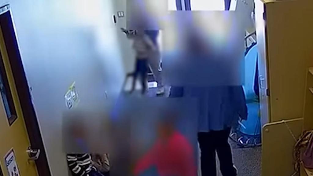 VIDEO: Maestras de Texas le fracturaron el pie a estudiante con autismo tras patearlo salvajemente