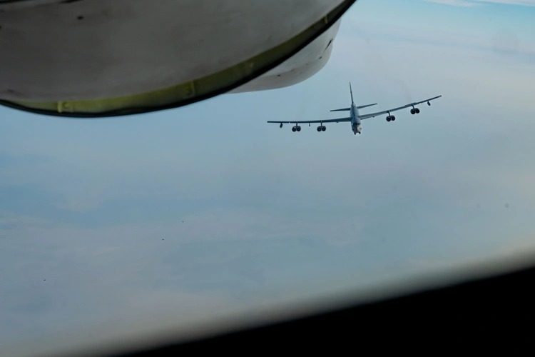 Cazas de combate de EEUU se desplegaron frente a Venezuela para escoltar al bombardero B-52