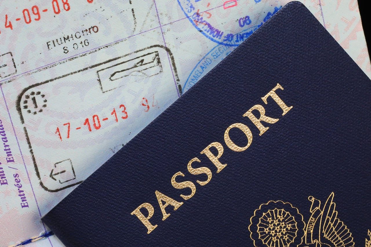 Los pasaportes que EEUU empezará a retener: la medida que puede dejarte sin viajar