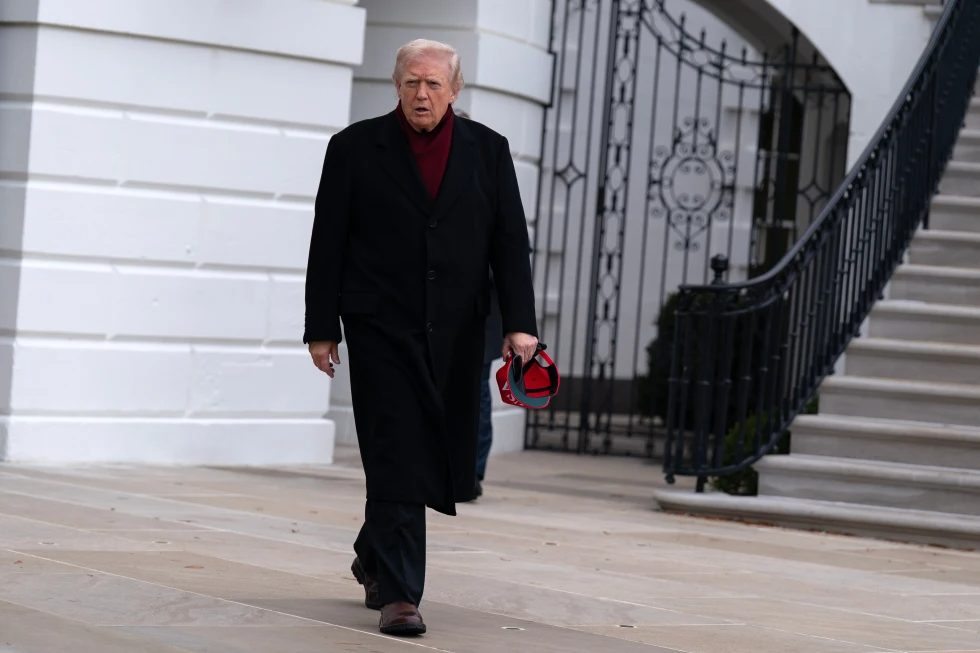 Administración de Trump planea revisar casos de refugiados admitidos durante presidencia de Biden