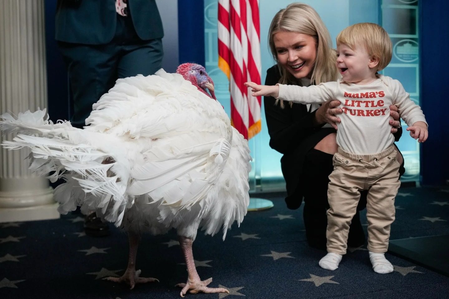 VIDEO adorable: Karoline Leavitt presentó junto a su hijo a "Waddle", el pavo indultado de la Casa Blanca