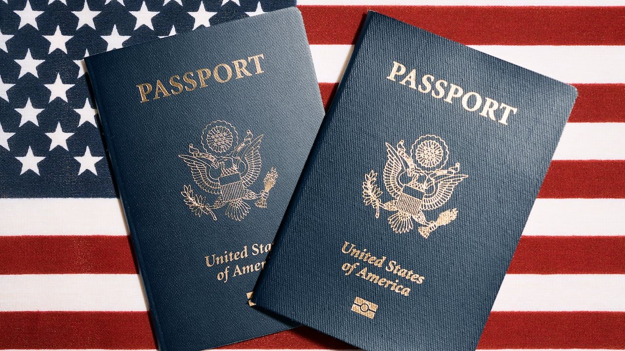 La razón por la que EEUU prohíbe renovar el pasaporte a quienes tengan estas edades