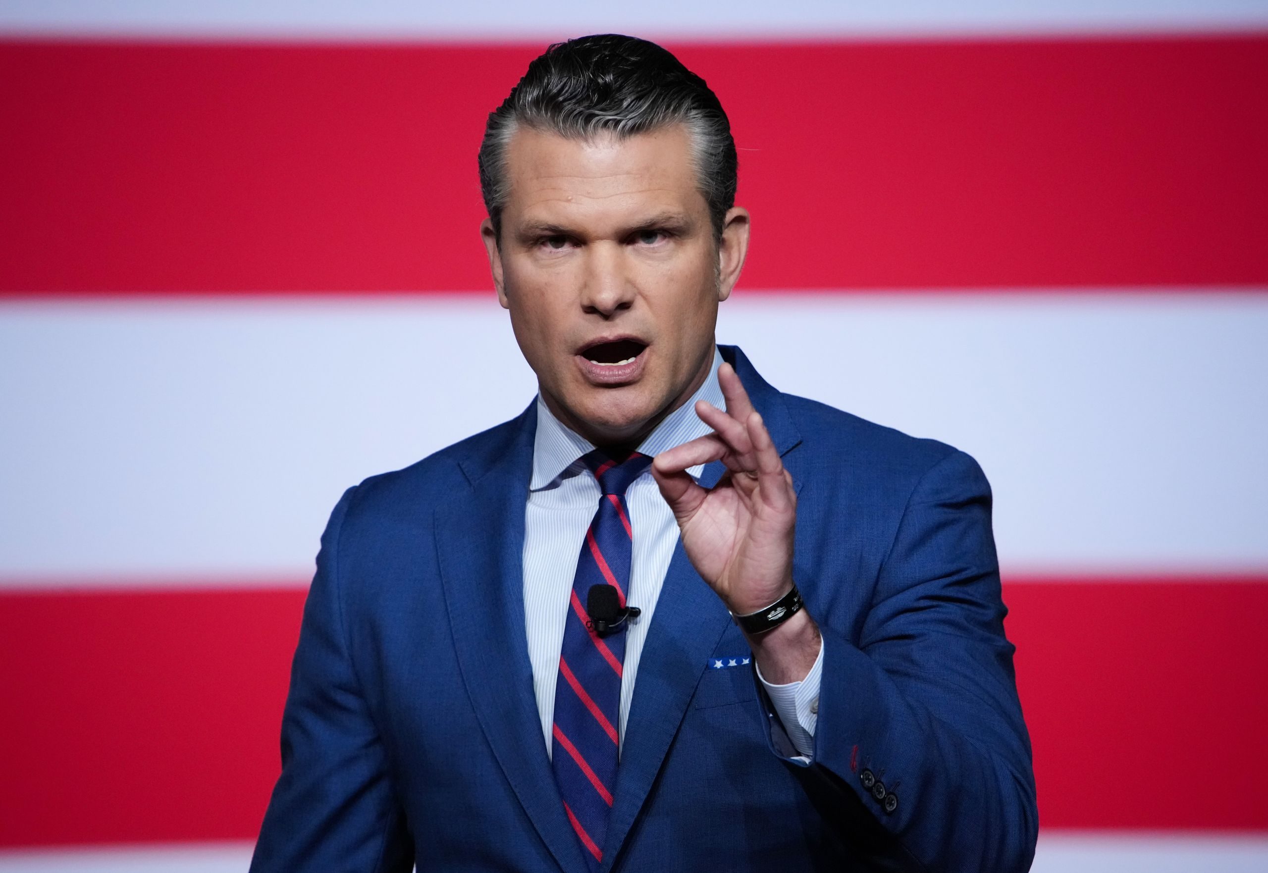 Pete Hegseth evalúa posibles castigos para el senador Mark Kelly acusado de "sedición"
