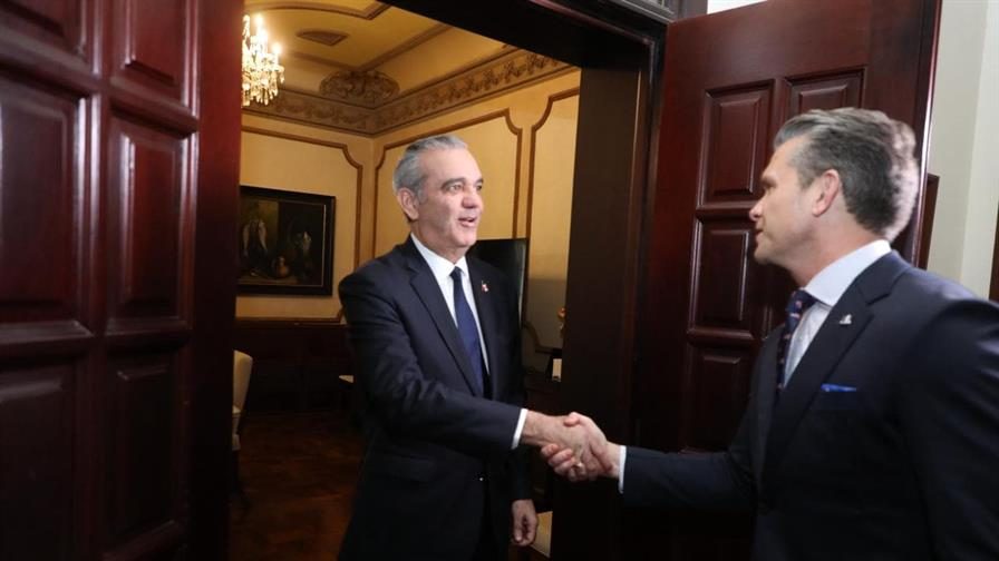 Pete Hegseth sostuvo encuentro con Luis Abinader a su llegada a Dominicana