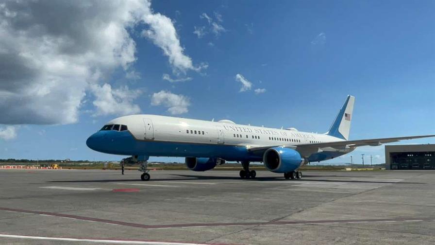 Cómo es el avión en el que llegó a República Dominicana el secretario de Guerra de EEUU, Pete Hegseth