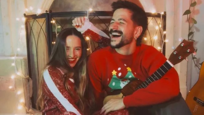Evaluna y Camilo estrenaron canción navideña que fusiona tradiciones venezolanas, colombianas y de EEUU