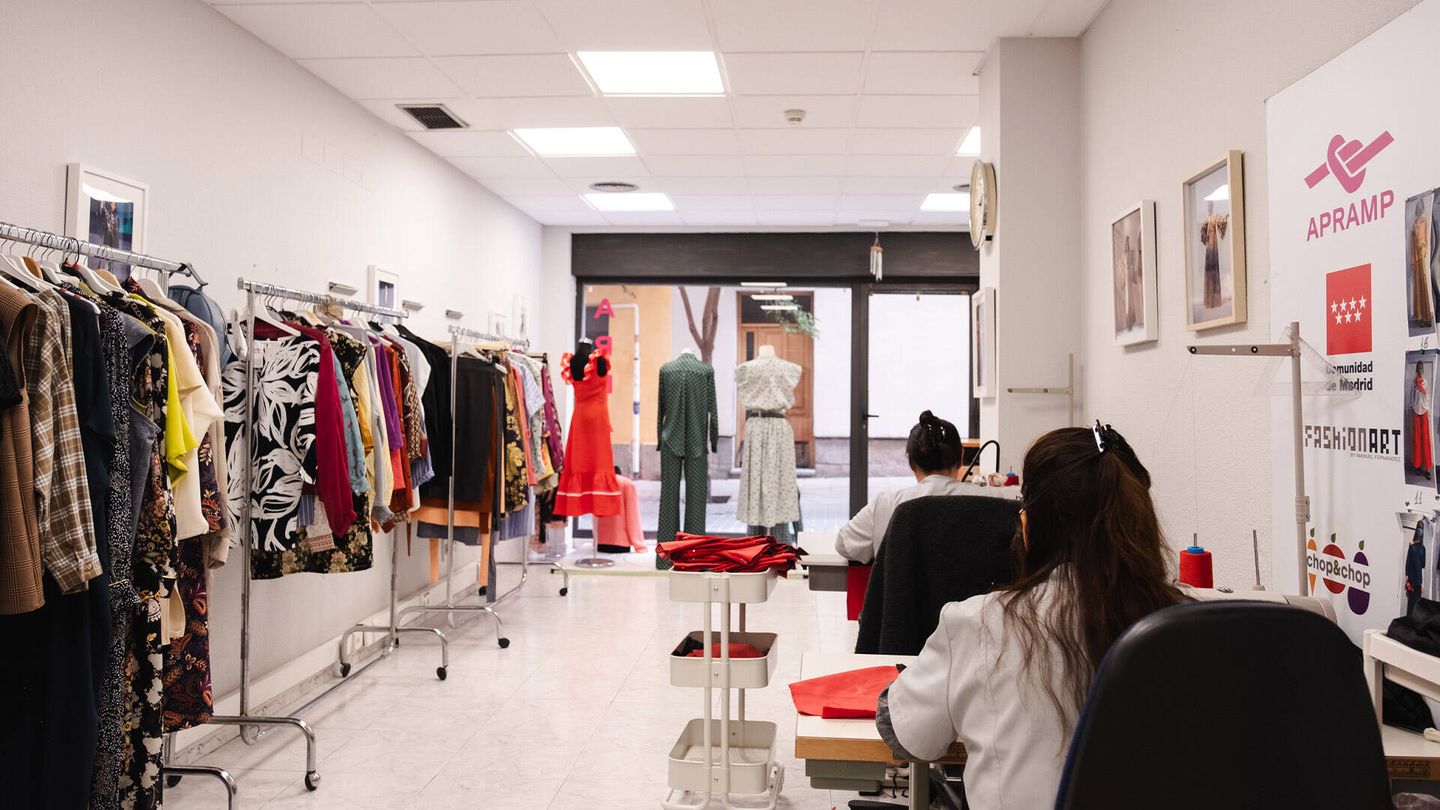 Supervivientes de trata, muchas latinas, sanan sus heridas en un taller de moda en Madrid