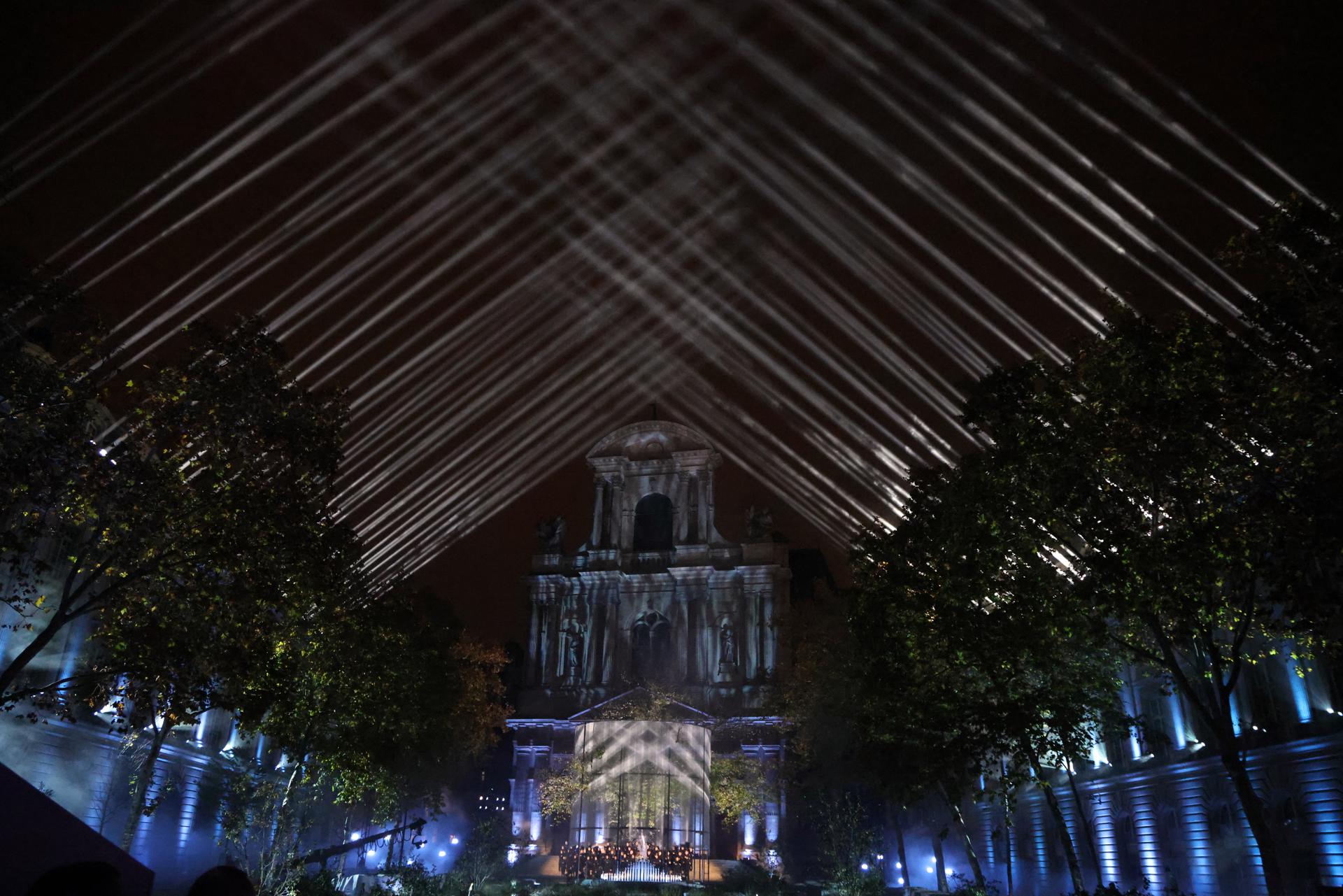 París abre homenaje a las víctimas del #13Nov con rock duro y tras tañido de sus campañas