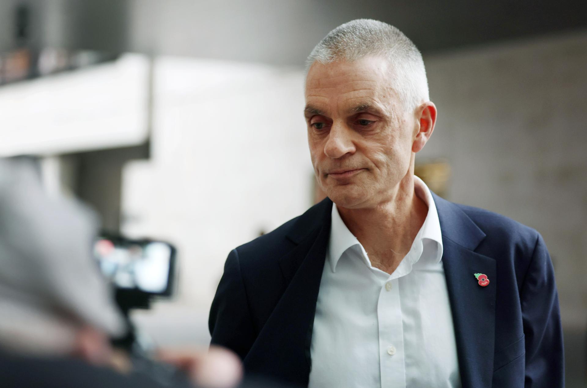 El director general saliente de la BBC pidió al personal "luchar por su periodismo"