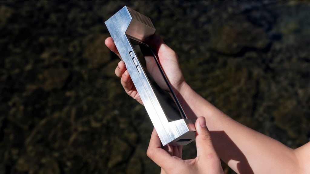 Desarrollan una funda que promete curar la adicción al celular: pesa 2,7 kilos y es casi imposible de remover