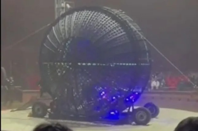 VIDEO: La impactante muerte de un acróbata de circo durante acto con motocicletas dentro de una esfera de acero