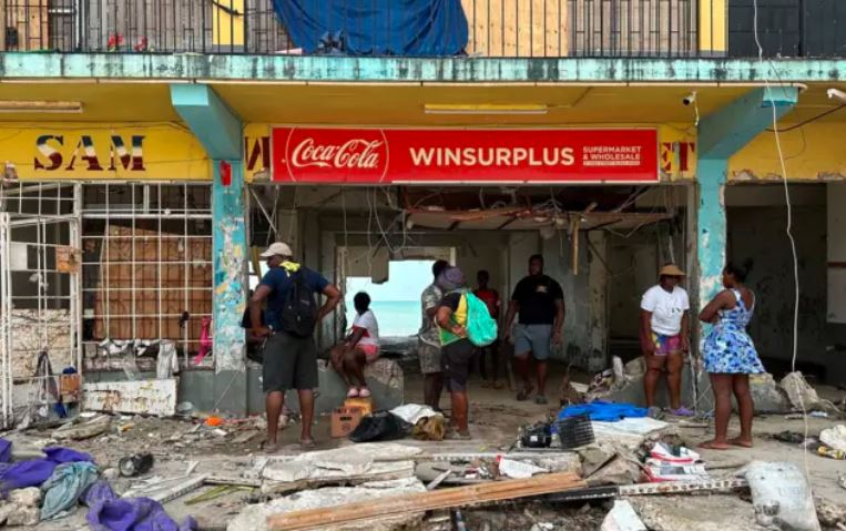 Caos y hambre en Jamaica: el huracán Melissa dejó una ciudad convertida en ruinas